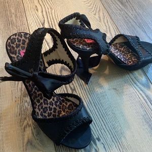 Betsey Johnson Satin cute side tie heels